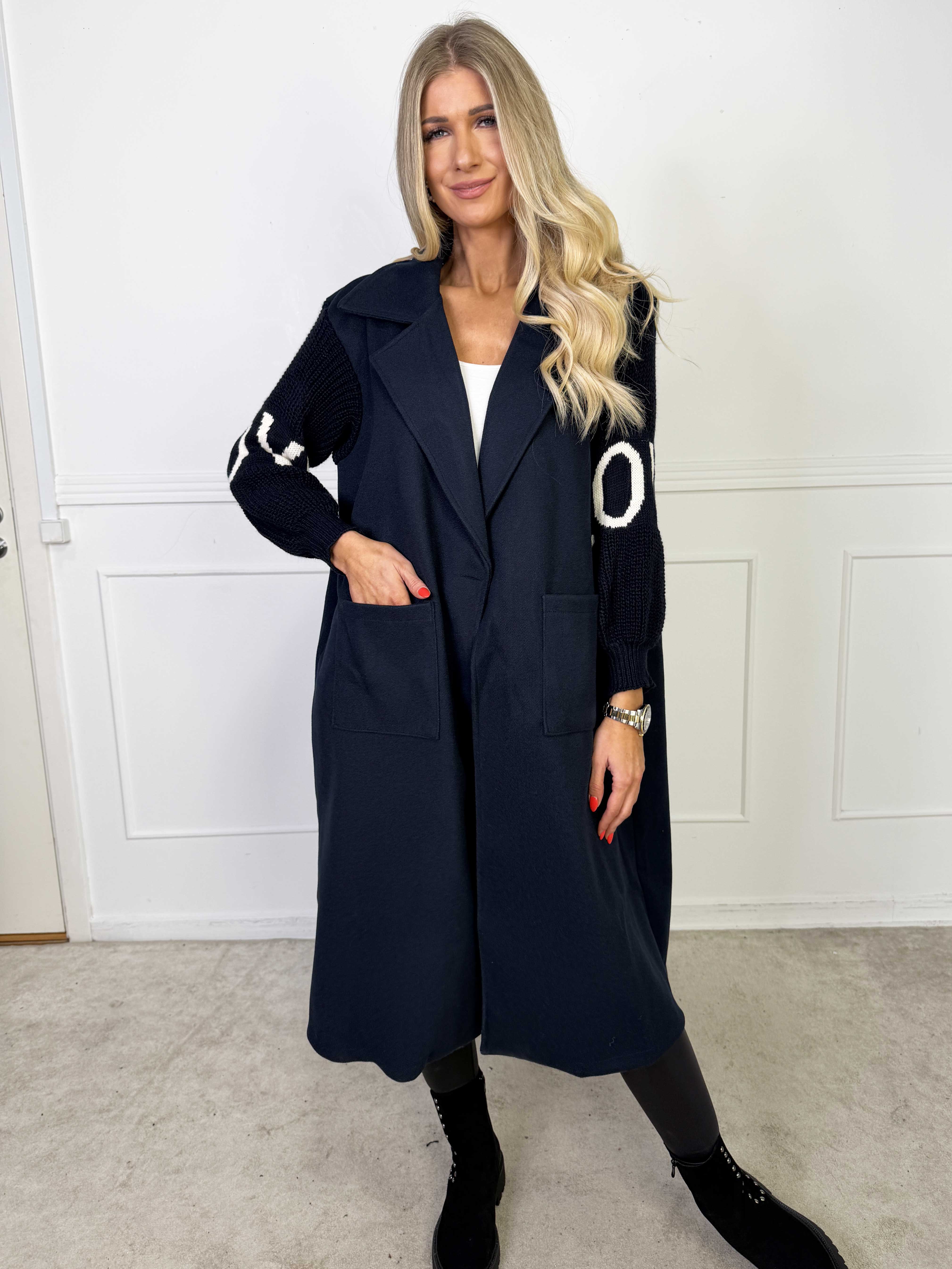 Debbie Midi - Fin kappa med stickade ärmar